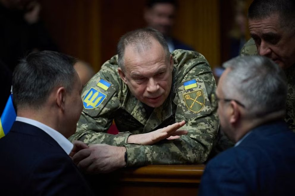 El comandante en jefe de las Fuerzas Armadas de Ucrania, Oleksandr Syrskyi, habla con legisladores durante una sesión parlamentaria en Kiev ( REUTERS/ Archivo)